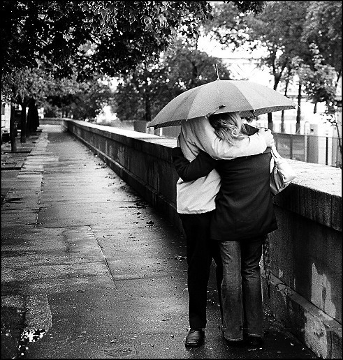 couple kissing in the rain images. romantic couple kissing in the